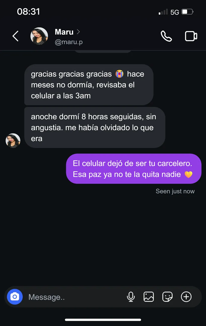 Captura de pantalla: él escribe primero preguntando si pueden hablar.